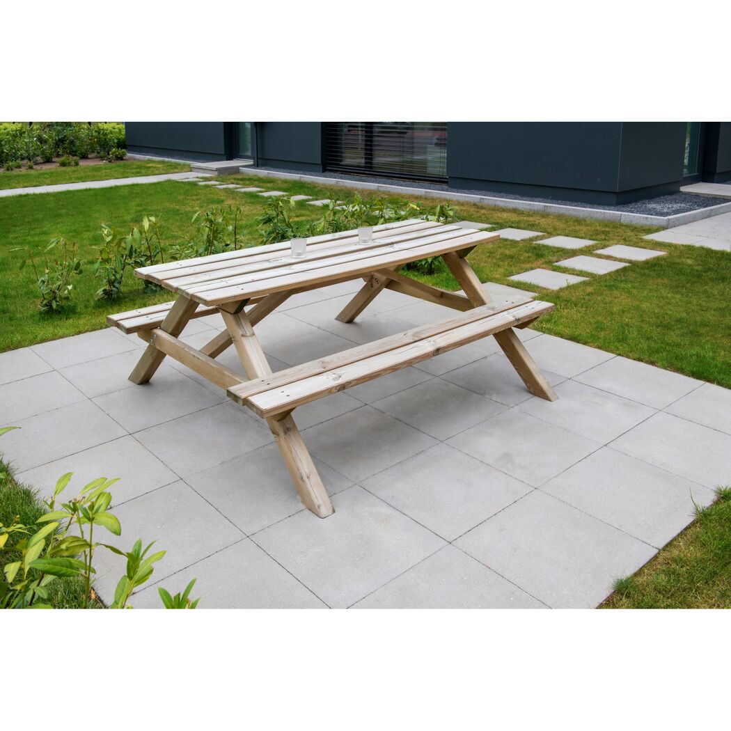 Picknicktisch auf Betonplatten im Garten