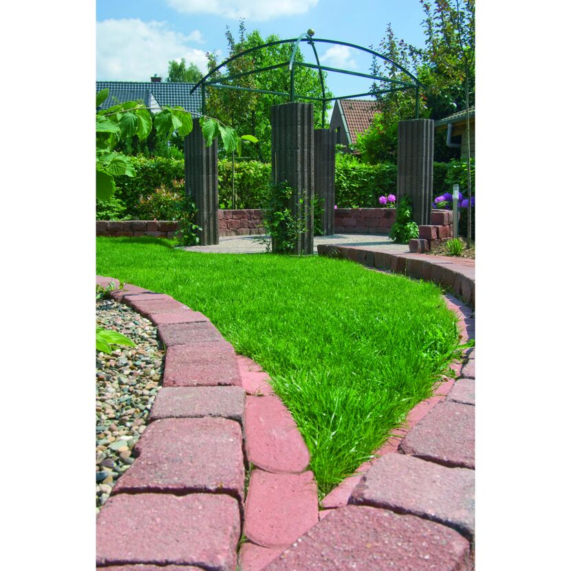 Gepflegter Garten mit Rasenfläche, Steinen und Gartenlaube