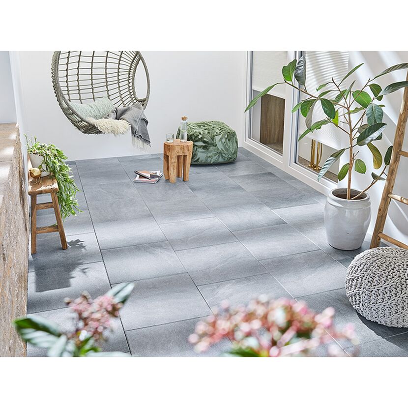Graue Terrassenplatten T-Court Deluxe verlegt