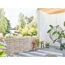 Hängesessel auf Terrasse mit Gartenblick