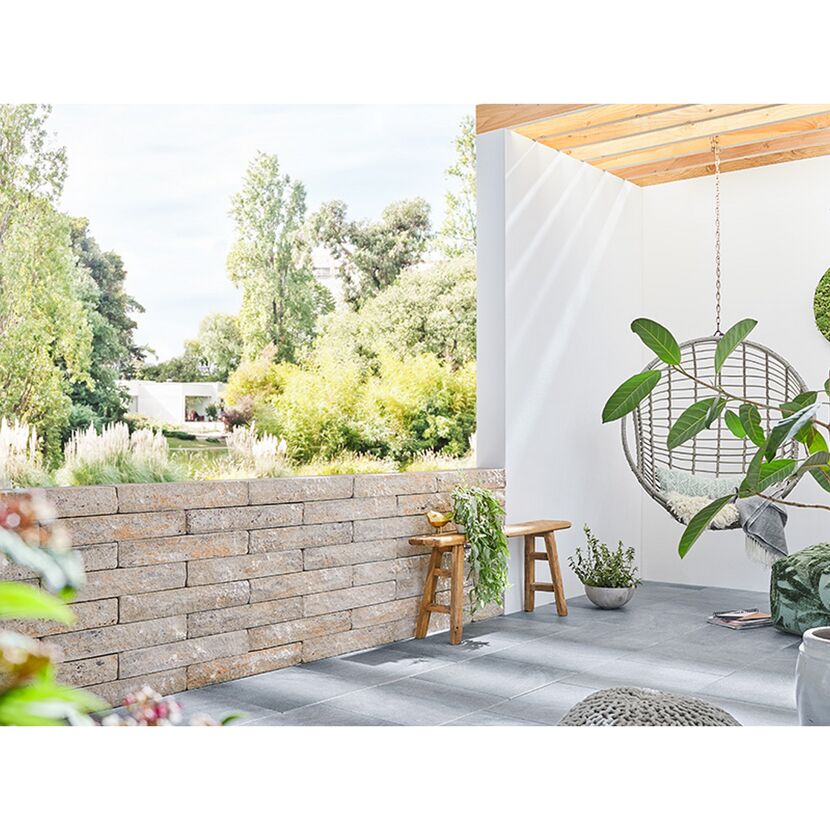 Hängesessel auf Terrasse mit Gartenblick
