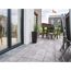 Gepflasterte Terrasse mit Gartenmöbeln