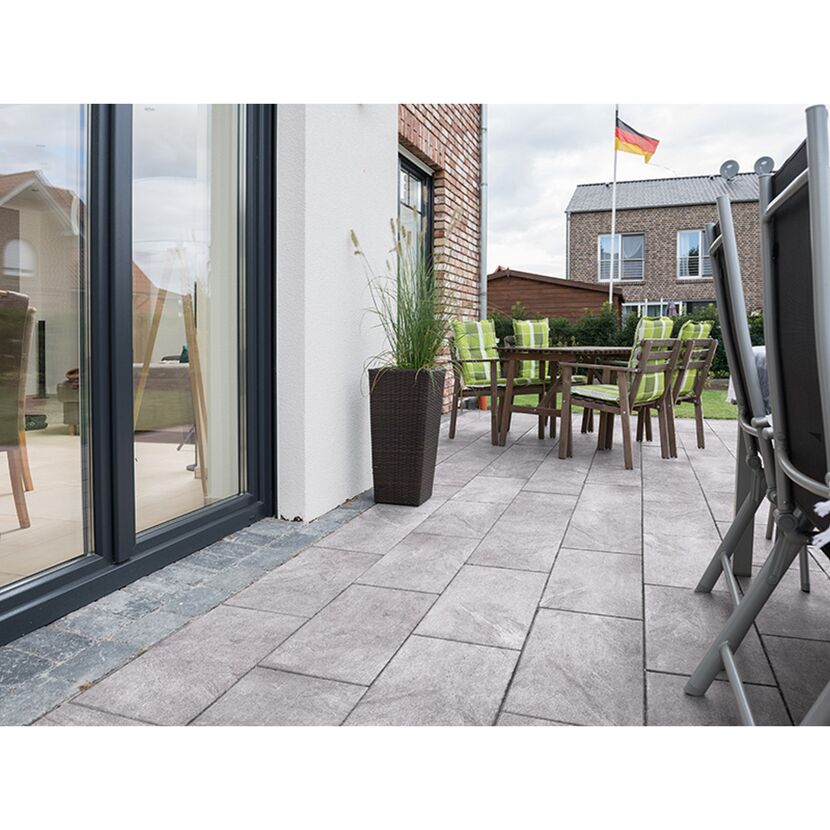 Gepflasterte Terrasse mit Gartenmöbeln