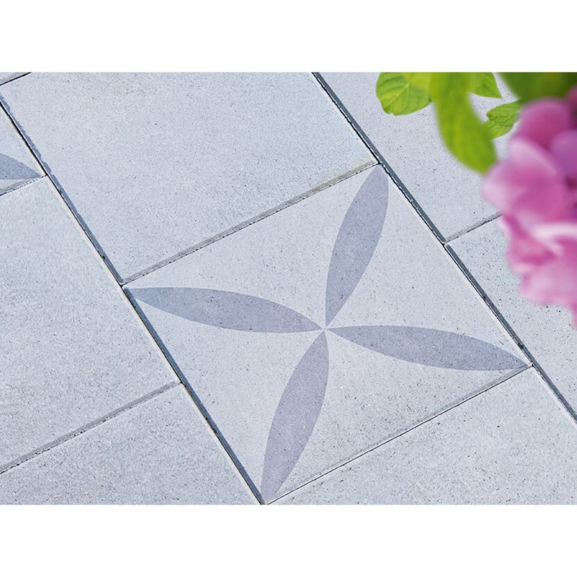 Graue Terrassenplatte mit Blumenmotiv