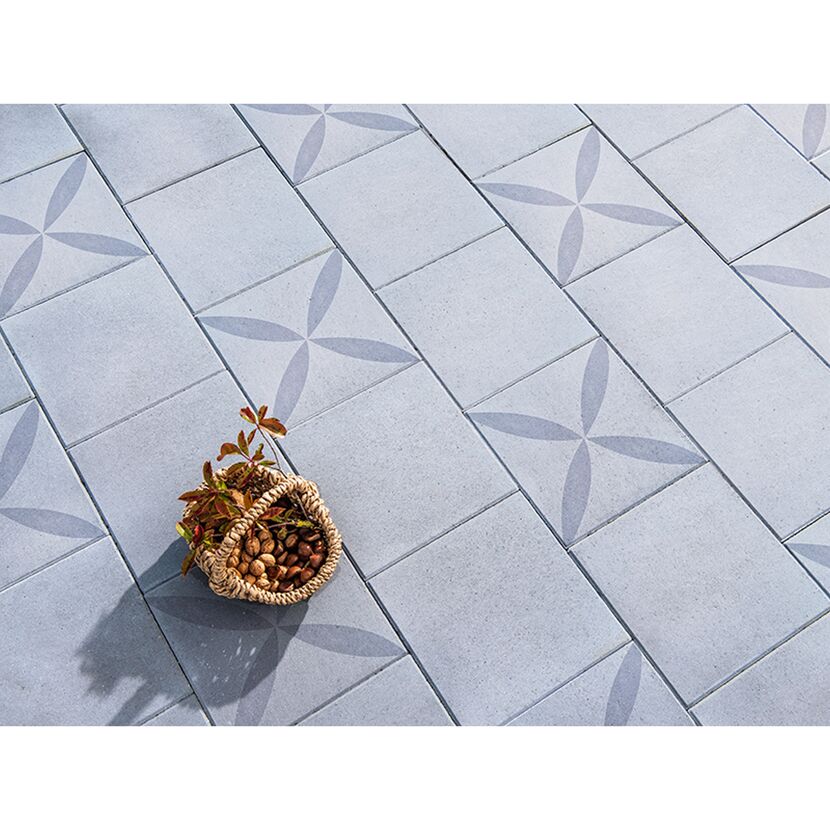 Graue Betonplatten T-Court SupremeFiore mit einem Korb Nüssen