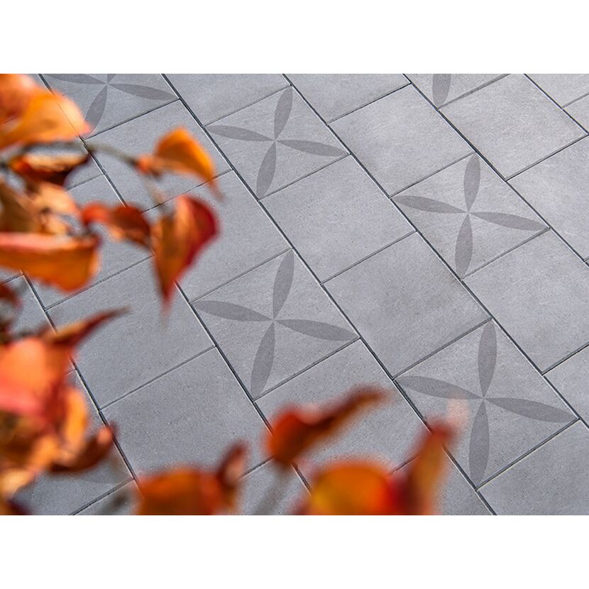 Graue Terrassenplatten T-Court SupremeFiore mit floralem Muster