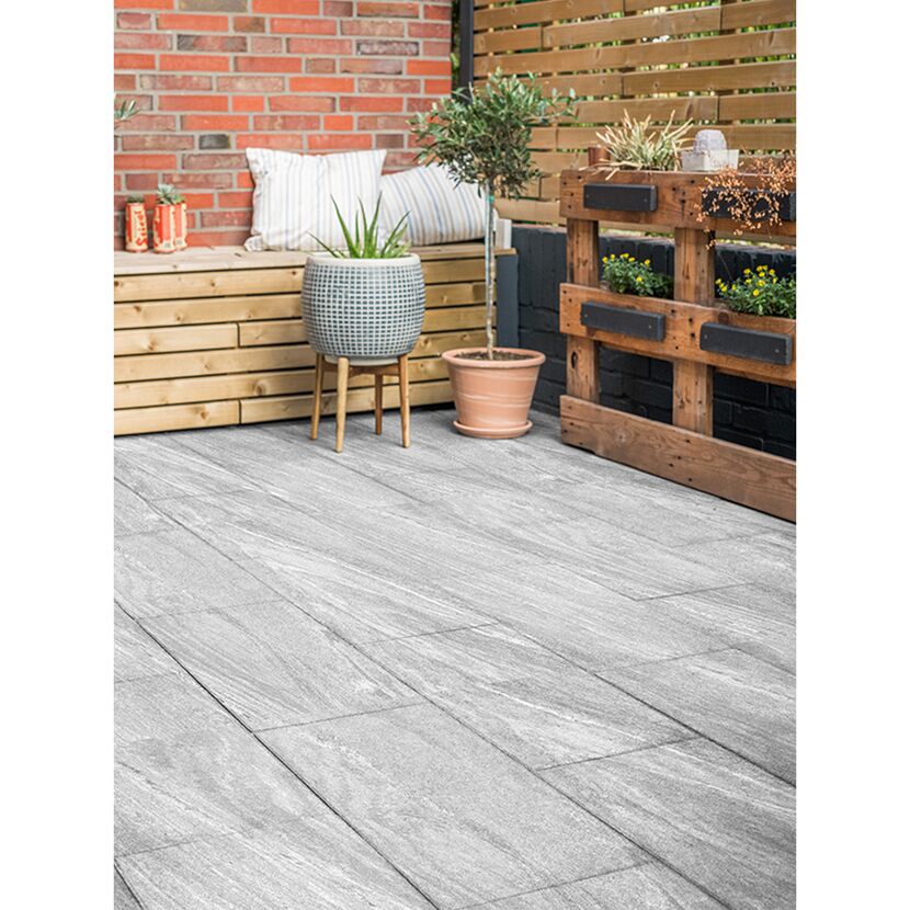 Graue Terrassenplatten T-Court Elegance verlegt