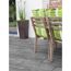Graue Terrassenplatte mit Gartenmöbel und Pflanze