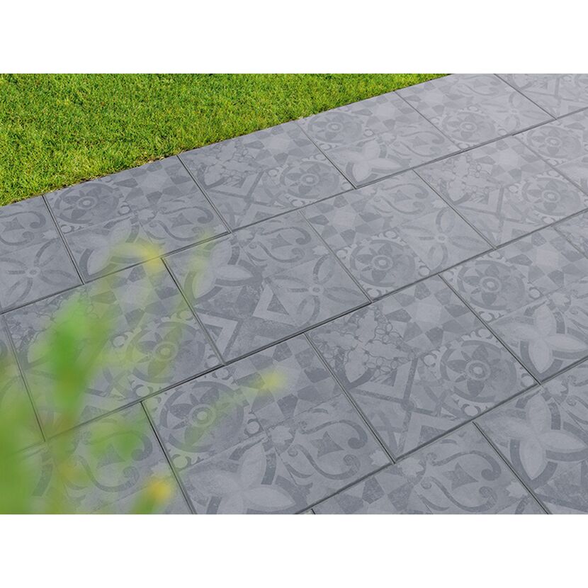 Graue Terrassenplatten mit Ornamentmuster