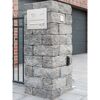 Briefkasten und Gegensprechanlage an Steinmauer