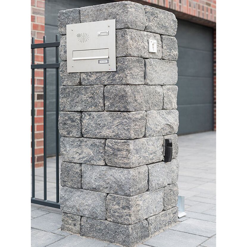 Briefkasten und Gegensprechanlage an Steinmauer