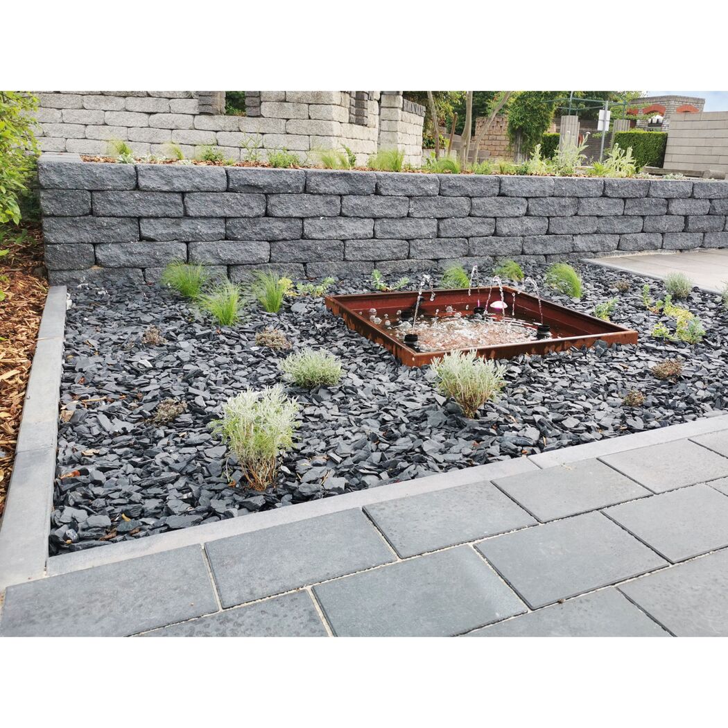Garten mit Brunnen und Gabionenmauer