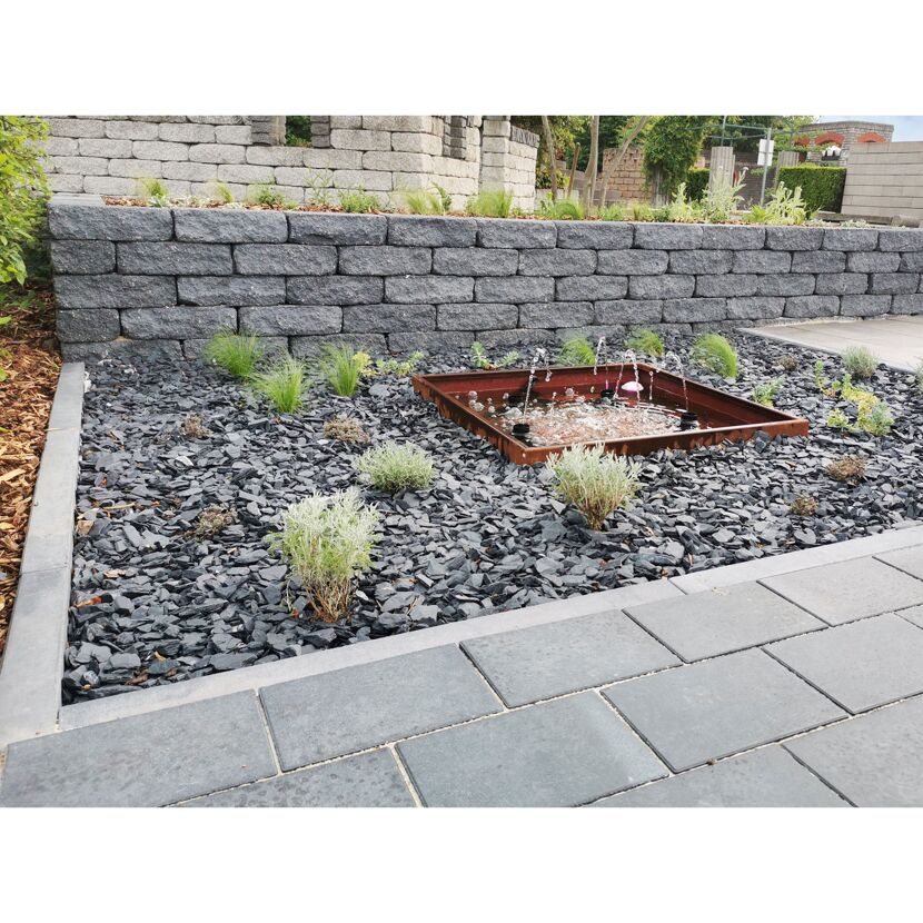 Garten mit Brunnen und Gabionenmauer