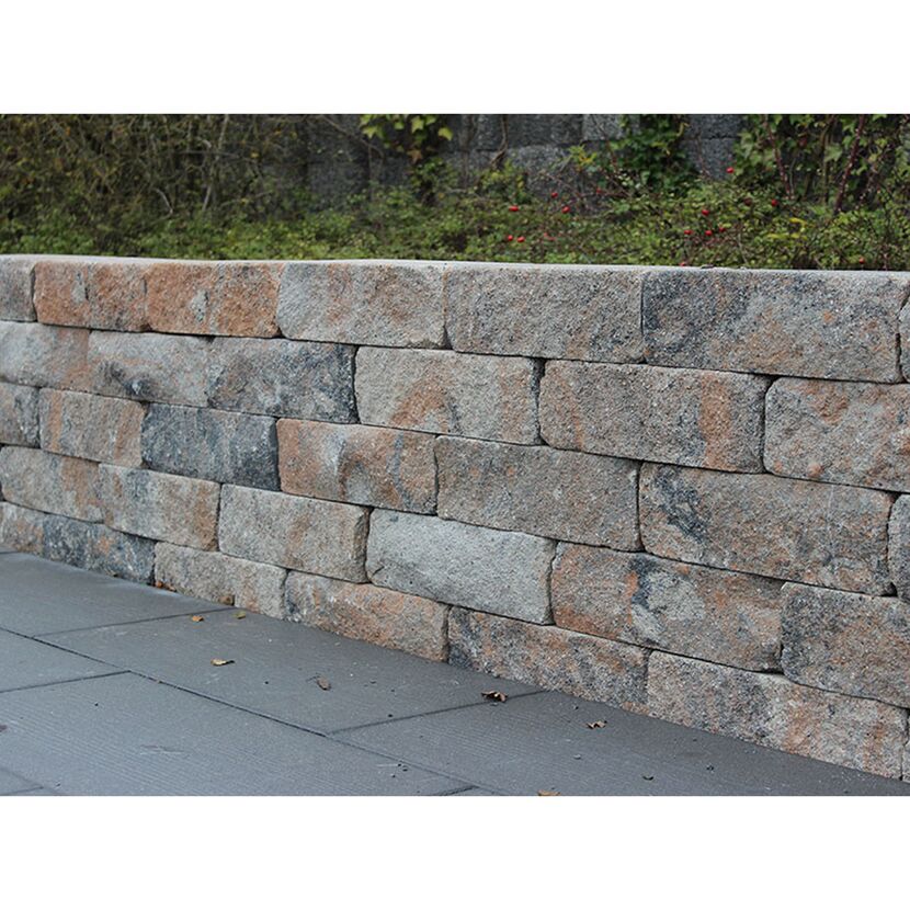 Mauer aus grauen und braunen Steinen