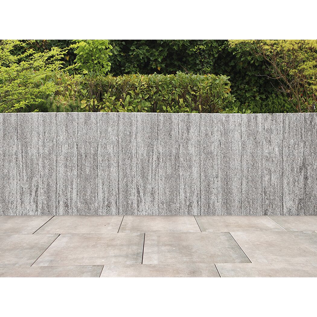 Graue Gartenmauer aus Granit