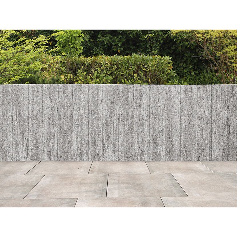Graue Gartenmauer aus Granit