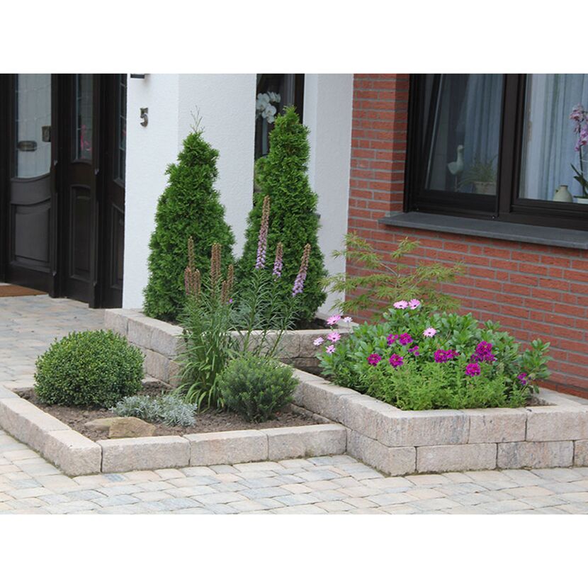 Blumenbeet aus Granitsteinen
