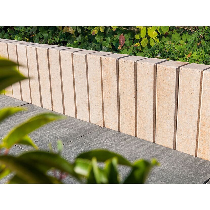 Helle Gartenmauer aus Mauersteinen