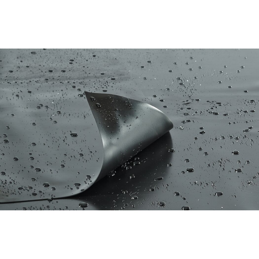 Wassertropfen auf schwarzer Alfa Folie