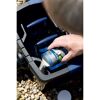 Person gibt Oase Filterstarter in Filter.