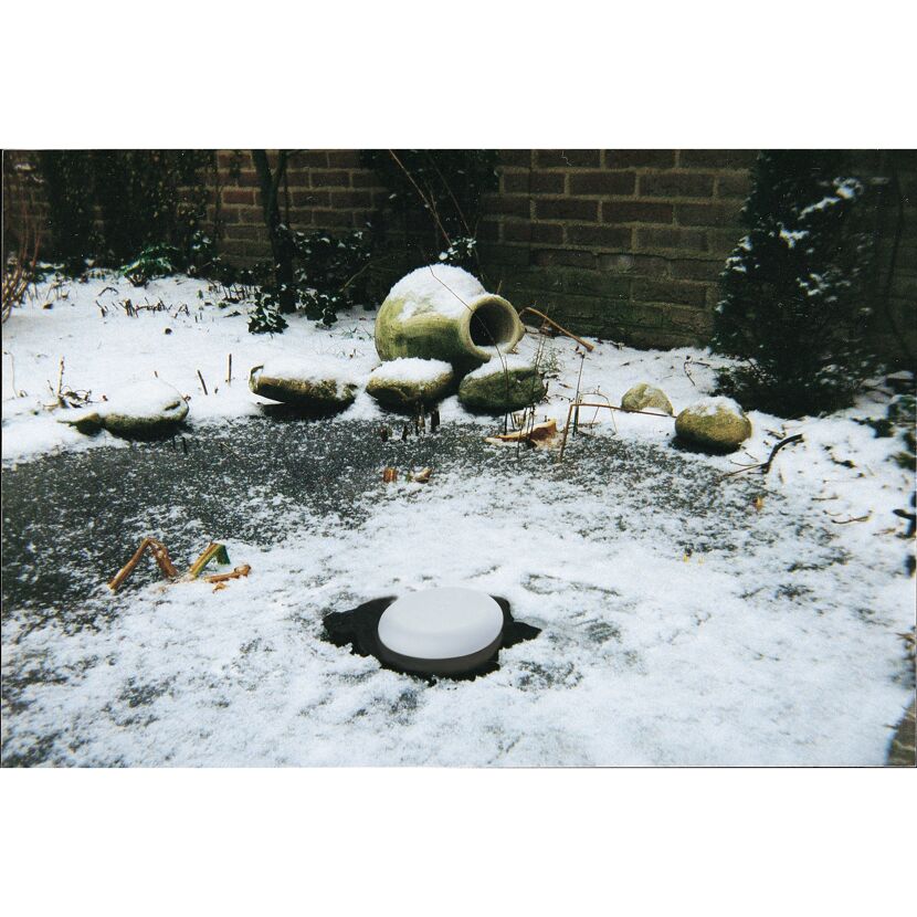 Teich mit Eisfreihalter im Schnee