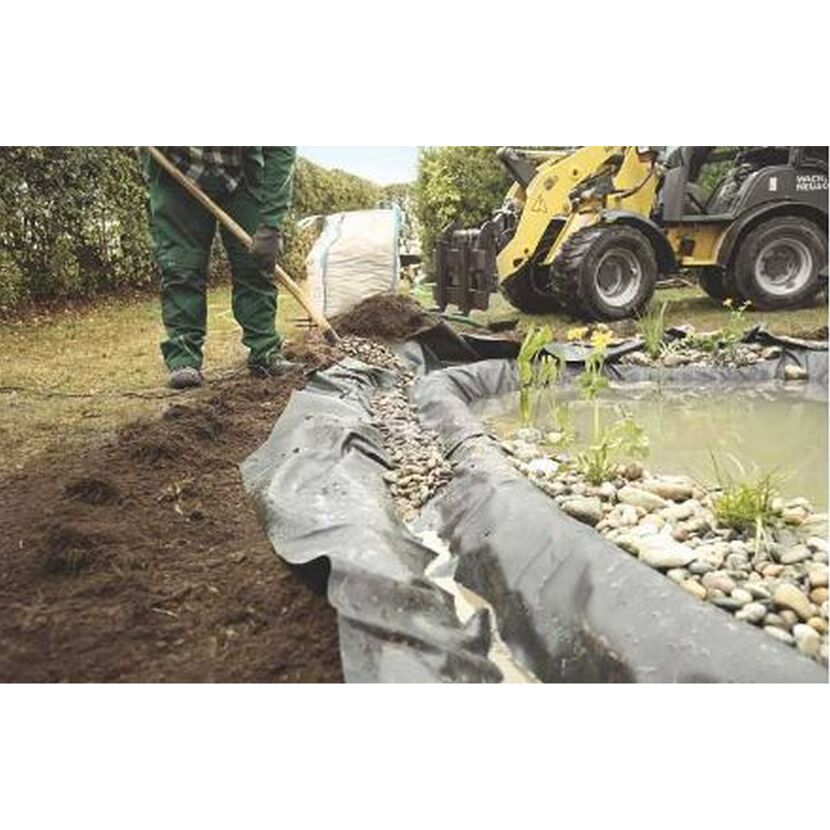 Person schaufelt Steine in Teichfolie