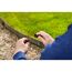 Person verbindet zwei Teile eines Gartenschlauchs.