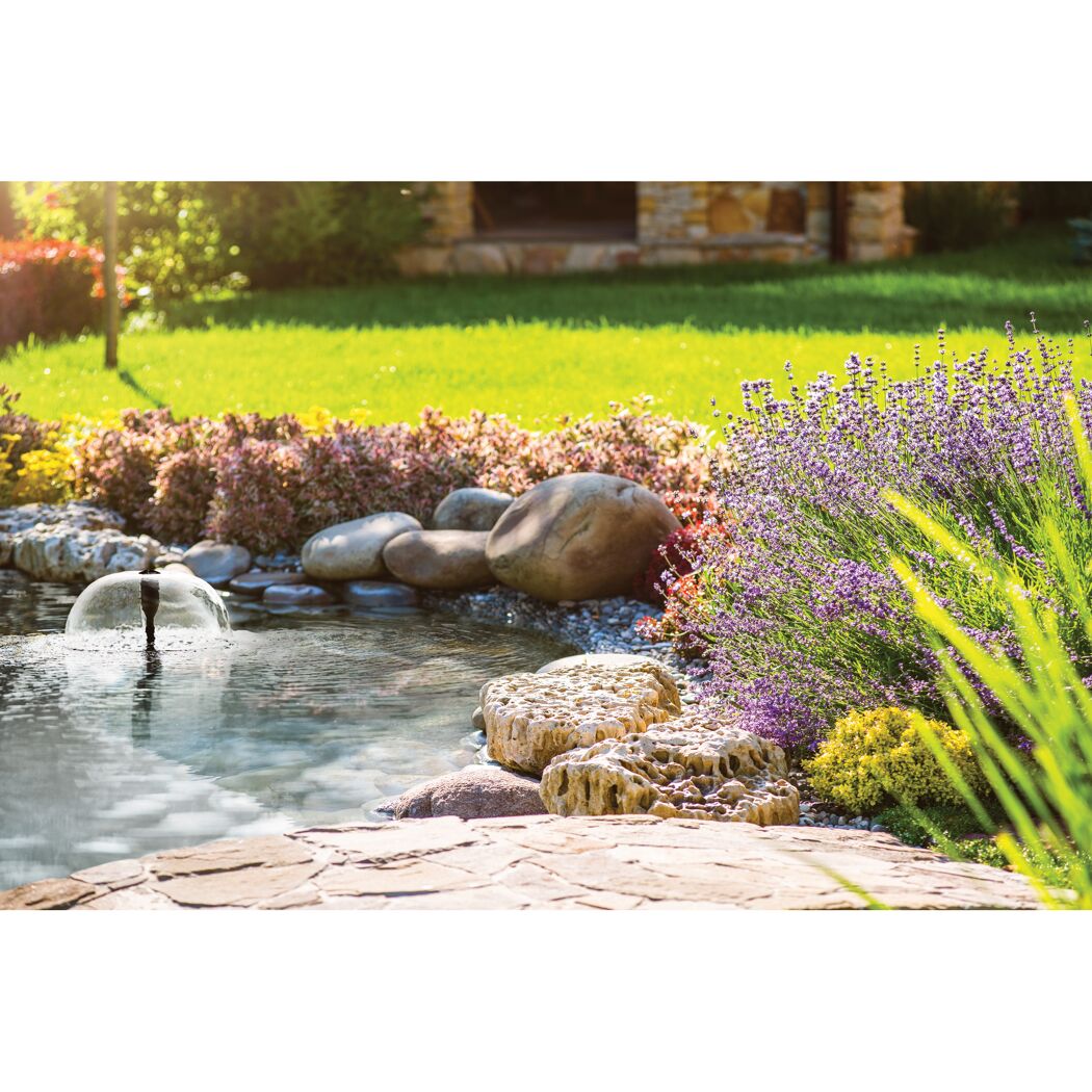 Gartenteich mit Springbrunnen und Lavendel