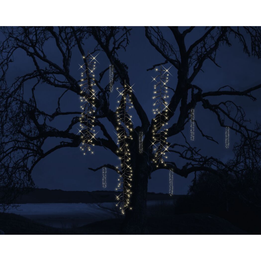 Lichterkette mit warmweißen LEDs an Baum