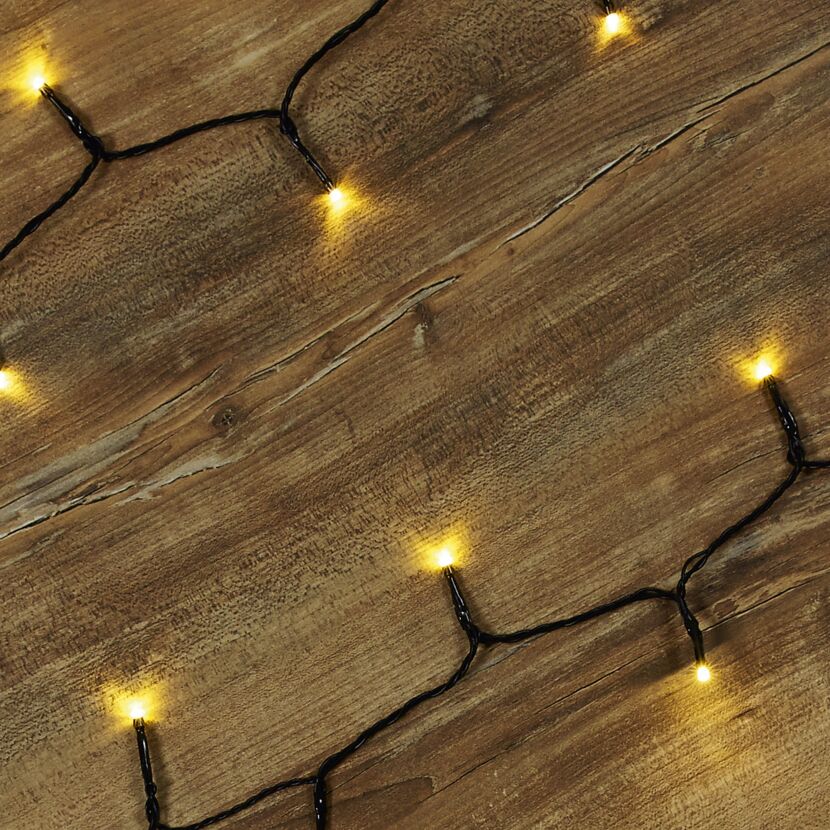 Lichterkette mit warmweißen LEDs auf Holzboden