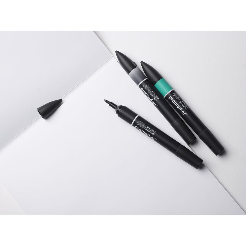 Drei Promarker und eine Papierseite