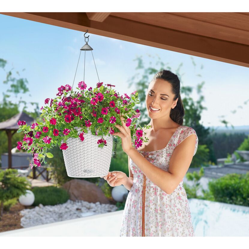 Person präsentiert Hängeampel Nido Cottage