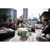 Personen entspannen auf Dachterrasse