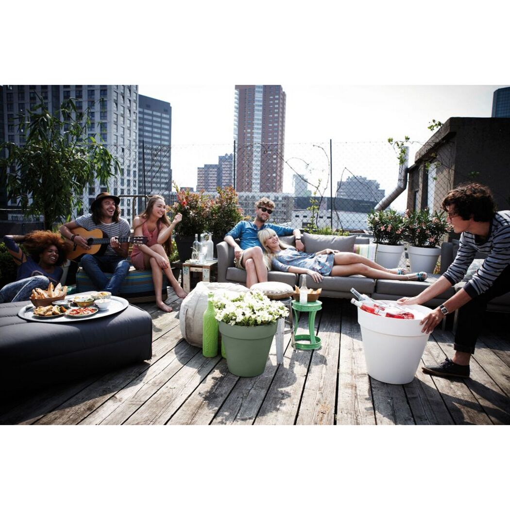 Personen entspannen auf Dachterrasse