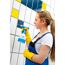 Person reinigt Fliesen mit Gloria Feinsprüher CleanMaster 05