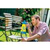 Person streicht Gartenstuhl mit Gloria Spray & Paint Compact