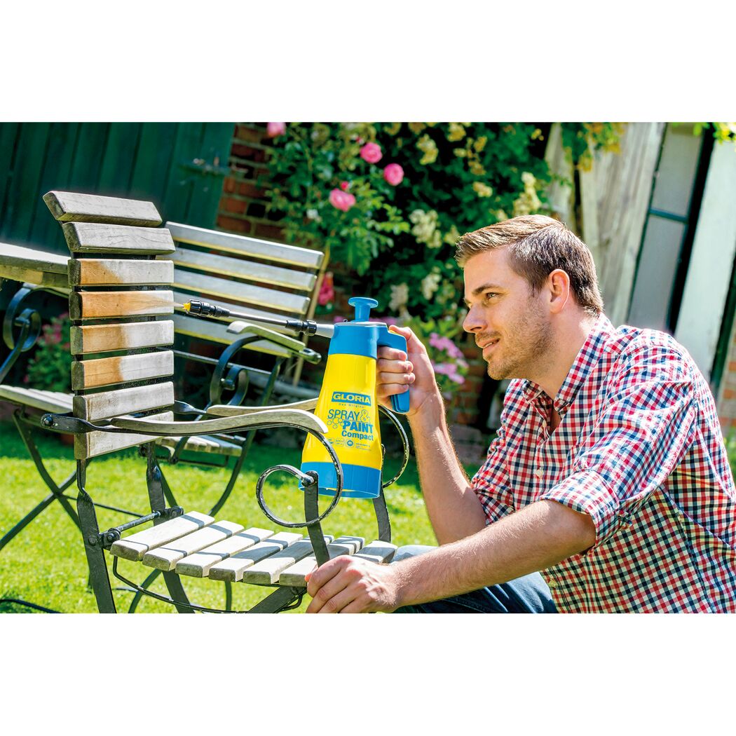 Person streicht Gartenstuhl mit Gloria Spray & Paint Compact