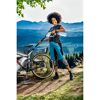 Person reinigt Fahrrad mit mobilem Hochdruckreiniger