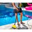 Person reinigt Poolrand mit Bürste und MultiJet