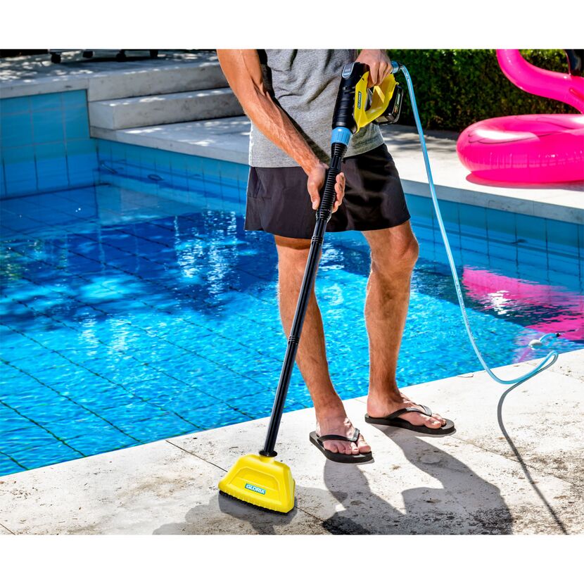 Person reinigt Poolrand mit Bürste und MultiJet