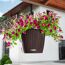 Hängende braune LECHUZA-Blumenampel mit pinken Blumen