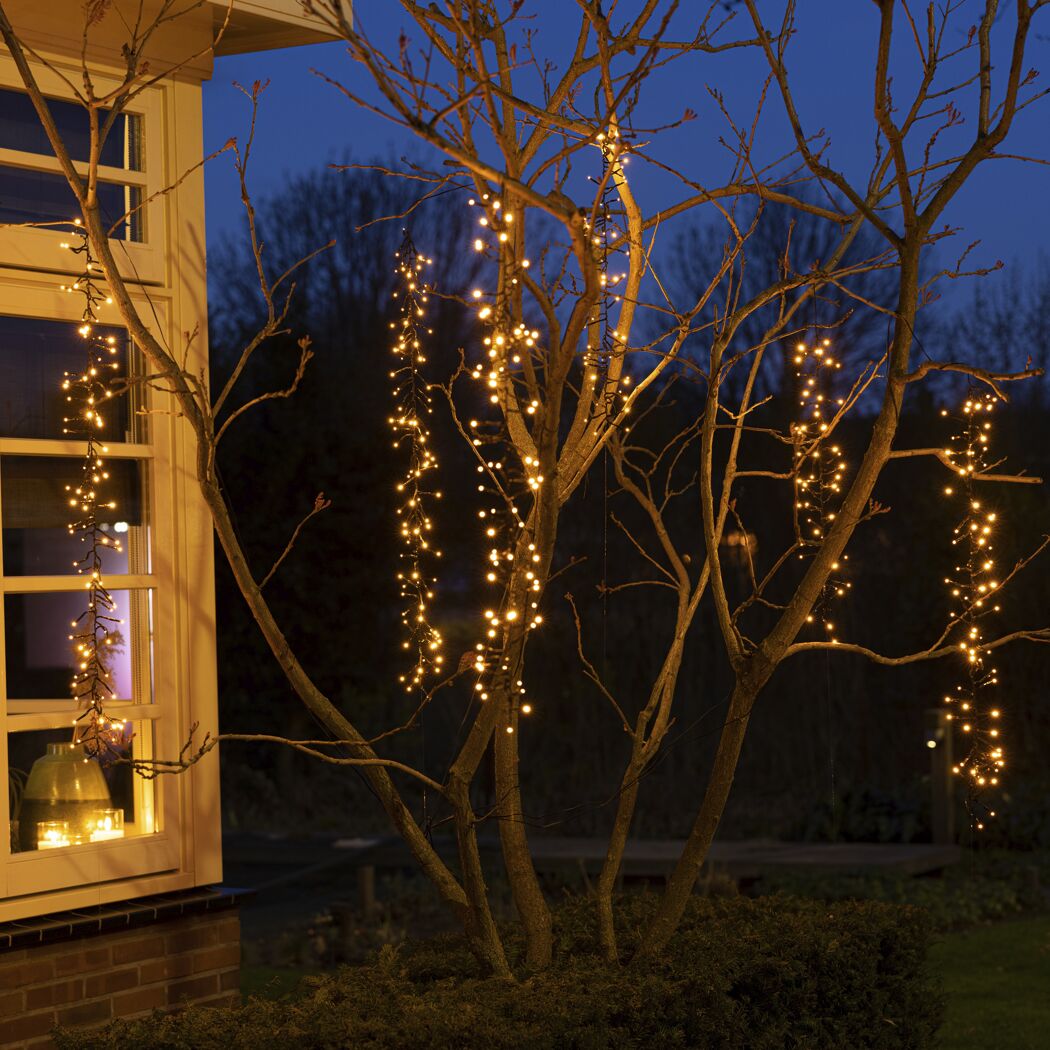 Baum mit warmweißer LED Lichterkette