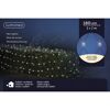 Warmweißes LED-Lichternetz an einer Hecke