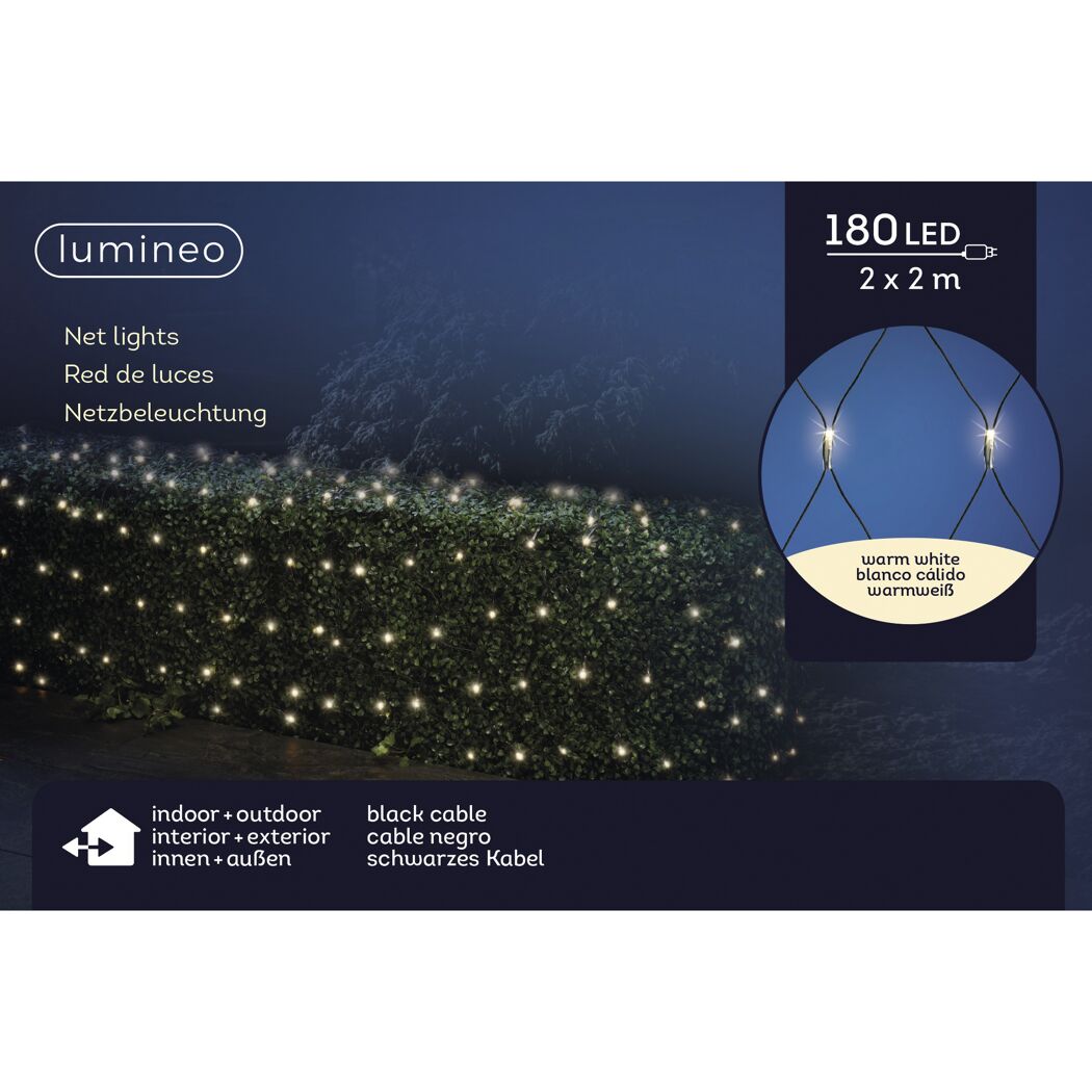 Warmweißes LED-Lichternetz an einer Hecke