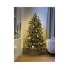 Geschmückter Weihnachtsbaum mit Lichterkette im Wohnzimmer