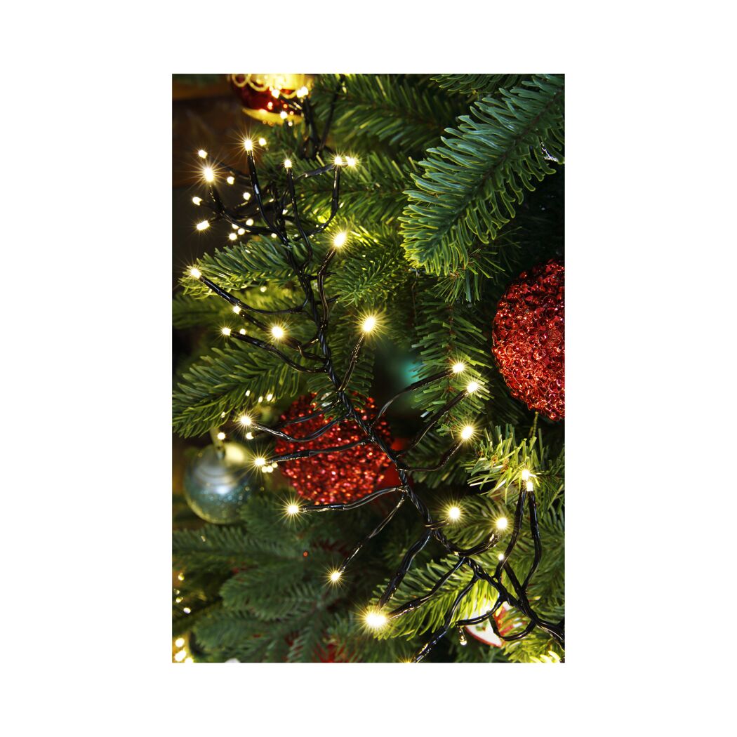 Lichterkette und Weihnachtskugeln an einem Weihnachtsbaum