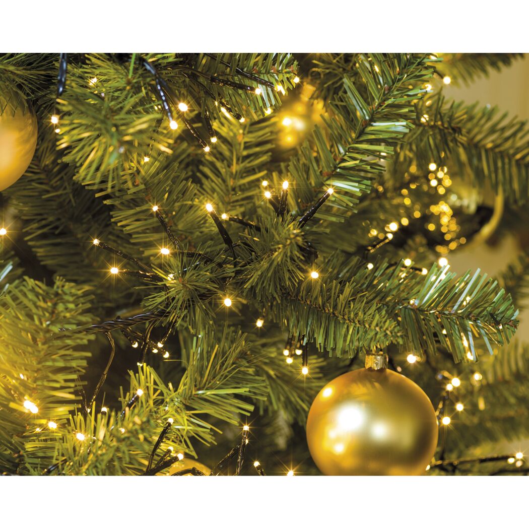 LED Clusterkette an einem Weihnachtsbaum mit goldenen Kugeln