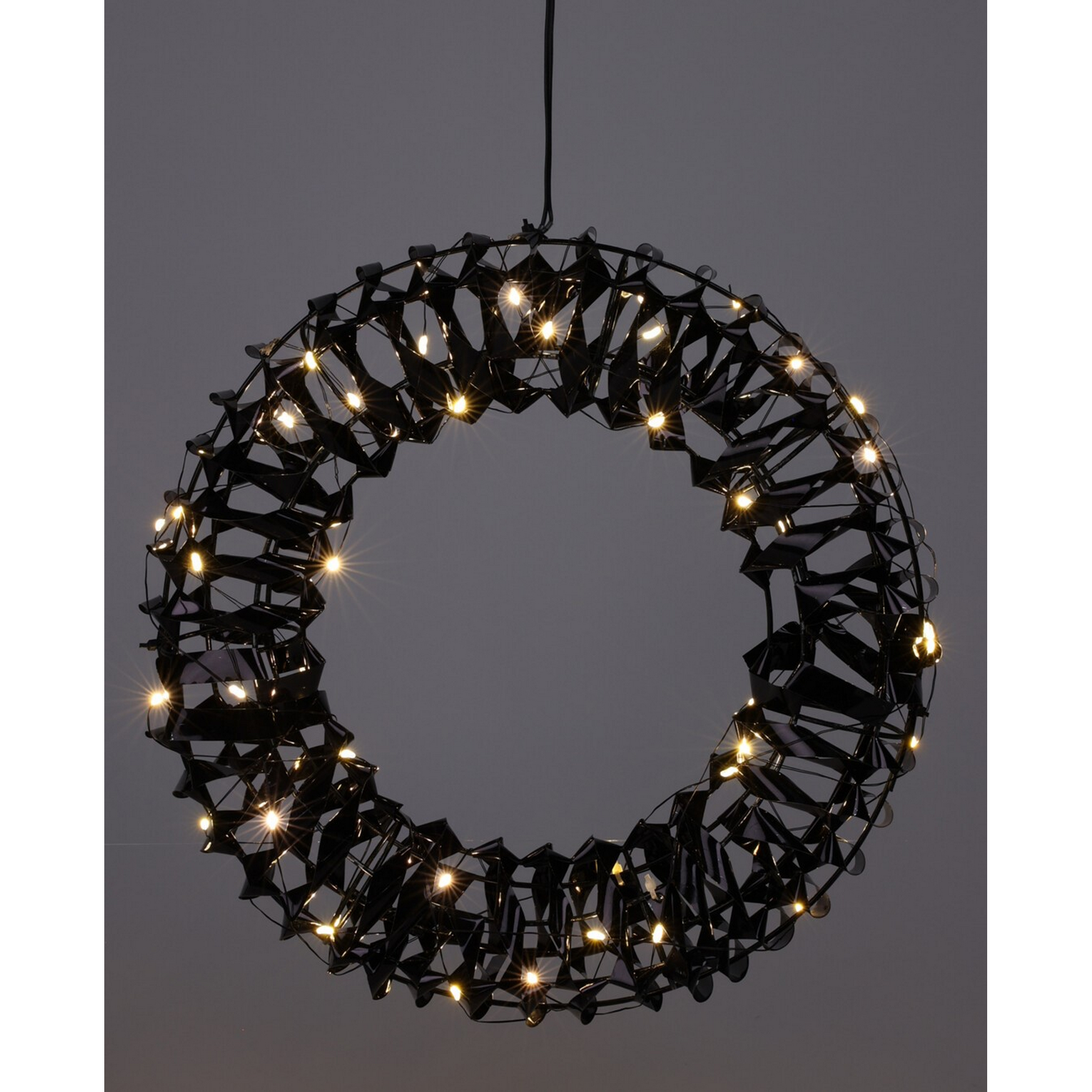 Schwarzer Deko-Kranz mit LEDs