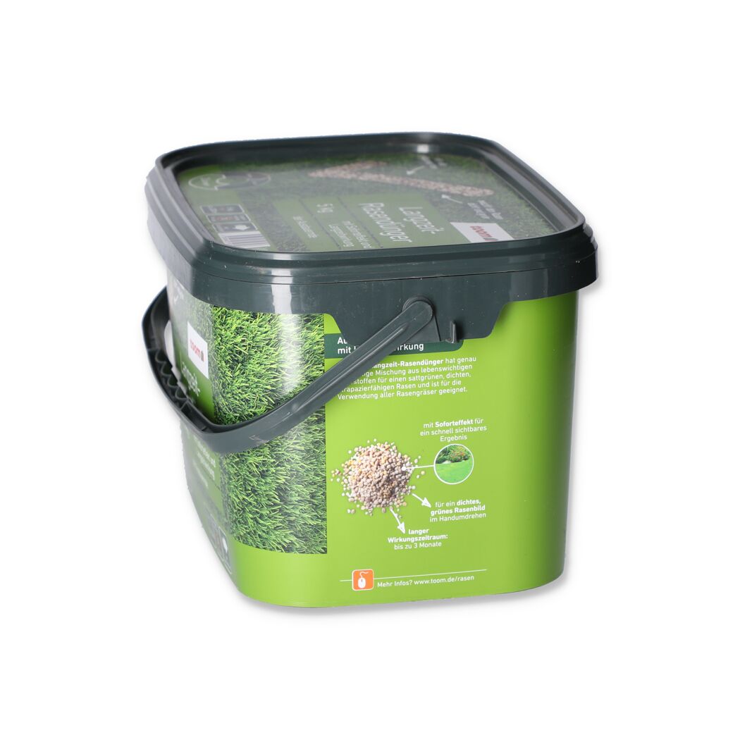 Grüner Eimer mit toom Rasendünger