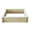 Quadratischer Sandkasten aus hellem Holz.